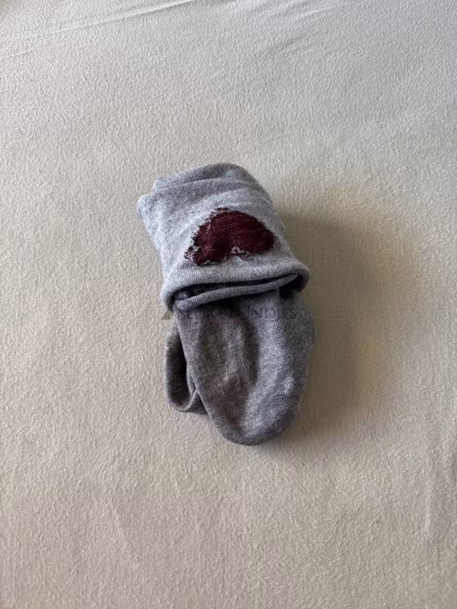 Cozy Hearts - soft weiche graue Socken mit rotem Herz 7 Cozy Hearts - soft weiche graue Socken mit rotem Herz – Bild 7