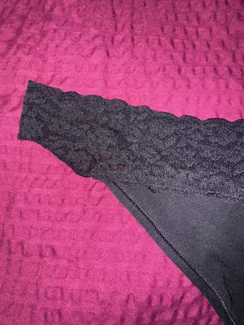 Schwarzer String Tanga 1 Tag getragen – Bild 2