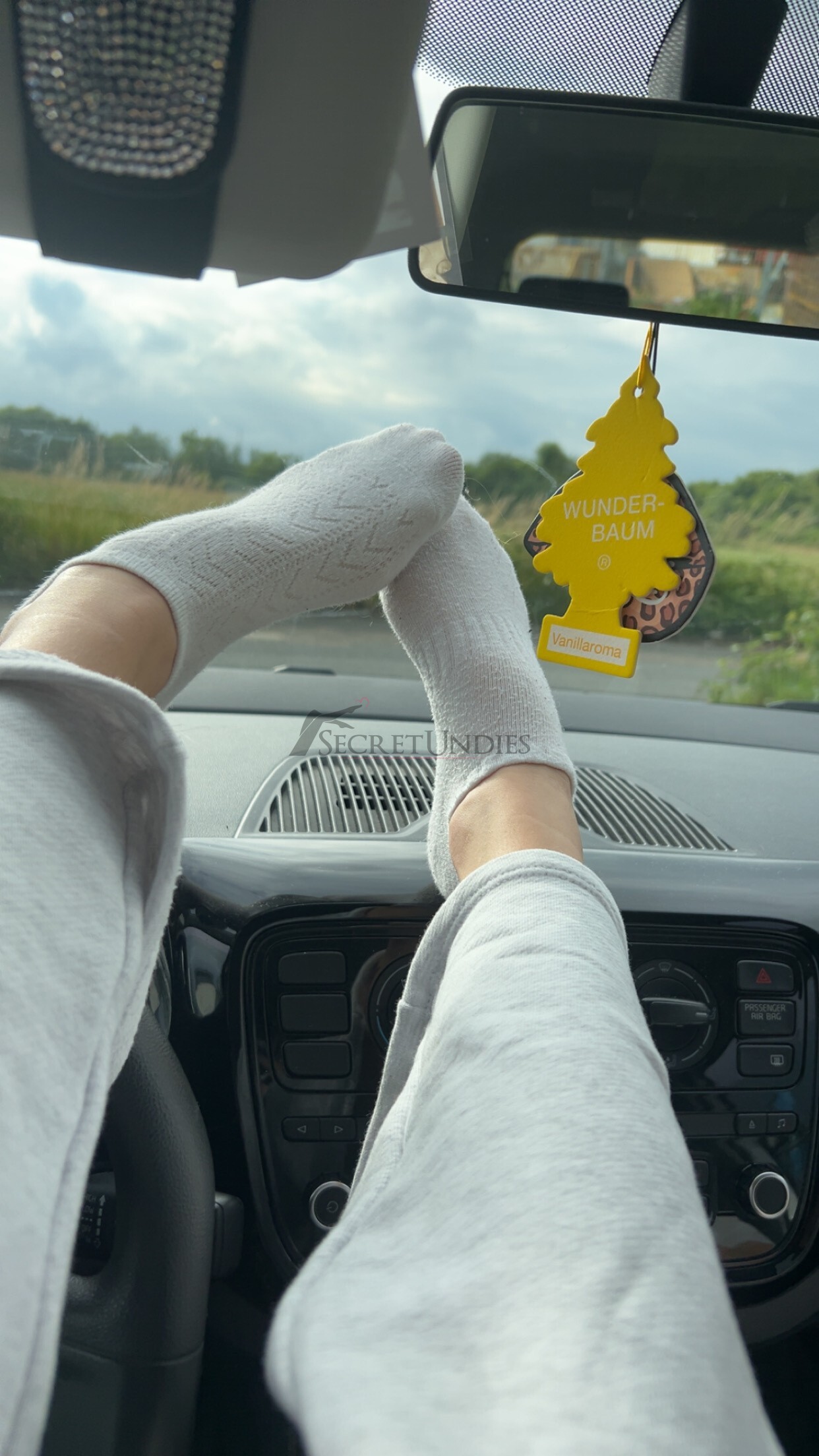 Cloud Ride – Weiße Wohlfühlsocken🤍🧦 1 Cloud Ride – Weiße Wohlfühlsocken🤍🧦