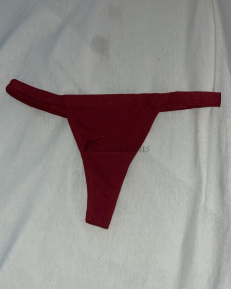 Double Comfort besteht aus zwei meiner bequemsten Alltags-Strings. Durch das weiche Material und den angenehmen Schnitt trage ich sie besonders gerne an entspannten Tagen zu Hause, unterwegs oder bei alltäglichen Aktivitäten. Gerade weil sie so schlicht und bequem sind, gehören sie regelmäßig zu meinen meistgetragenen Modellen. Kein kratzender Stoff, keine aufwendigen Details – einfach zwei gemütliche Lieblingsstücke für jeden Tag. Mit diesem Angebot erhältst du gleich beide Strings und kannst selbst entscheiden, wie lange sie vor dem Versand getragen werden sollen. So wird jede Bestellung individuell auf deine Wünsche abgestimmt. 🩶 2 Strings – 1 Preis – maximale Gemütlichkeit.❤️
