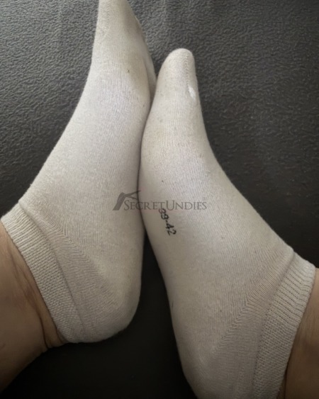 Weiße getragene Damensocken 39-42