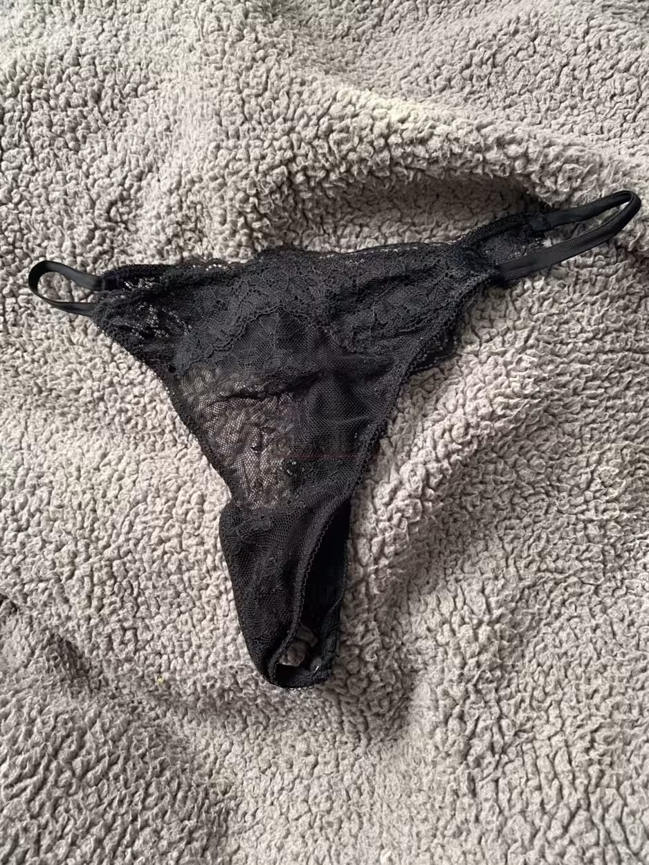 Sexy schwarzer String Tanga durchsichtig aus Spitze 2 Tage liebevoll getragen – Bild 3