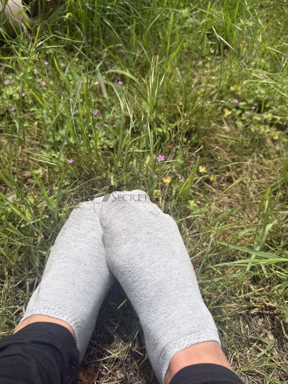 Getragene Graue Sneaker-Socken – 12 Stunden echter Alltag