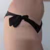 Schwarzer, knapper Bekini-Slip mit süßen Schleifen an der Seite. Feminin, bequem und ein echter Hingucker.
