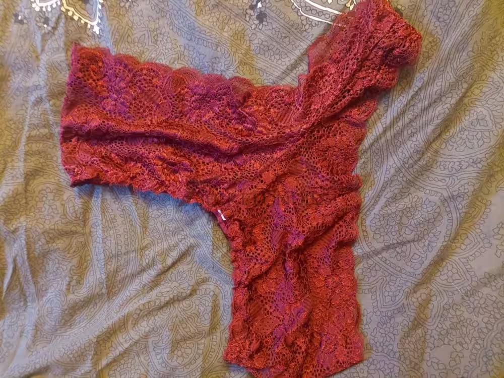 Rotes Spitzen-Höschen – Bild 2