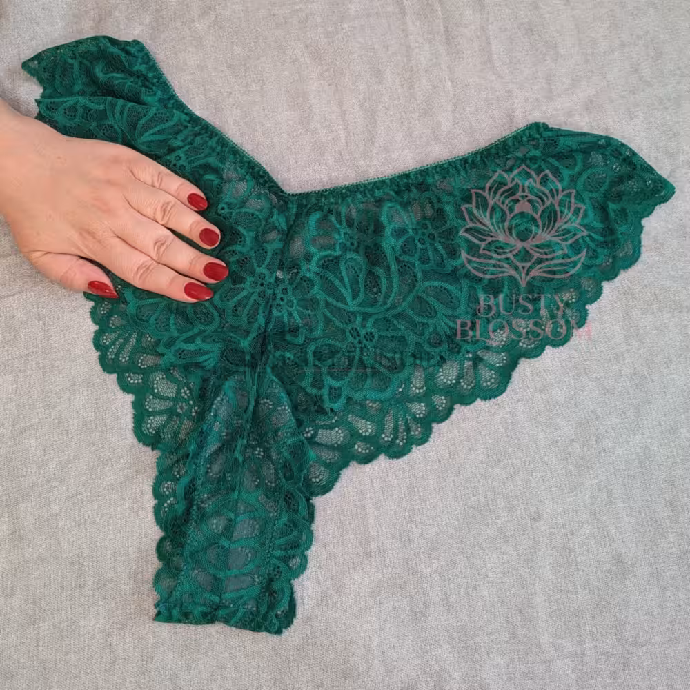 Emerald Temptation – Grüner Spitzenslip (XL) - 1 Tag getragen