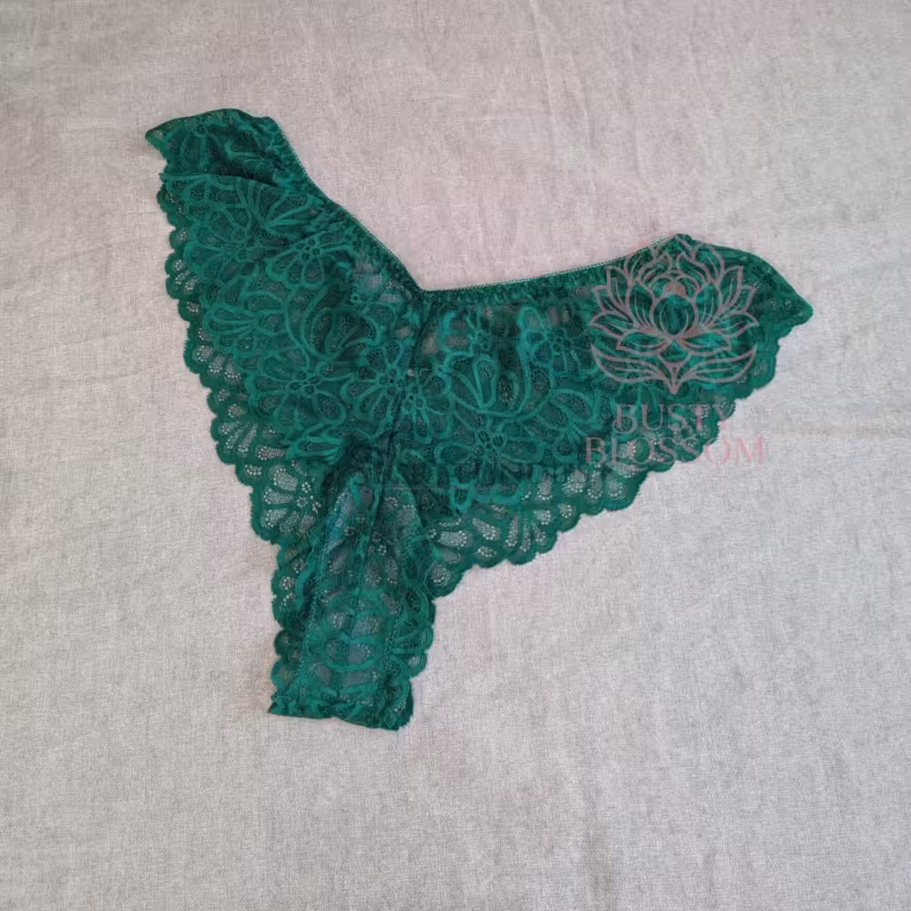 Emerald Temptation – Grüner Spitzenslip (XL) - 1 Tag getragen – Bild 3