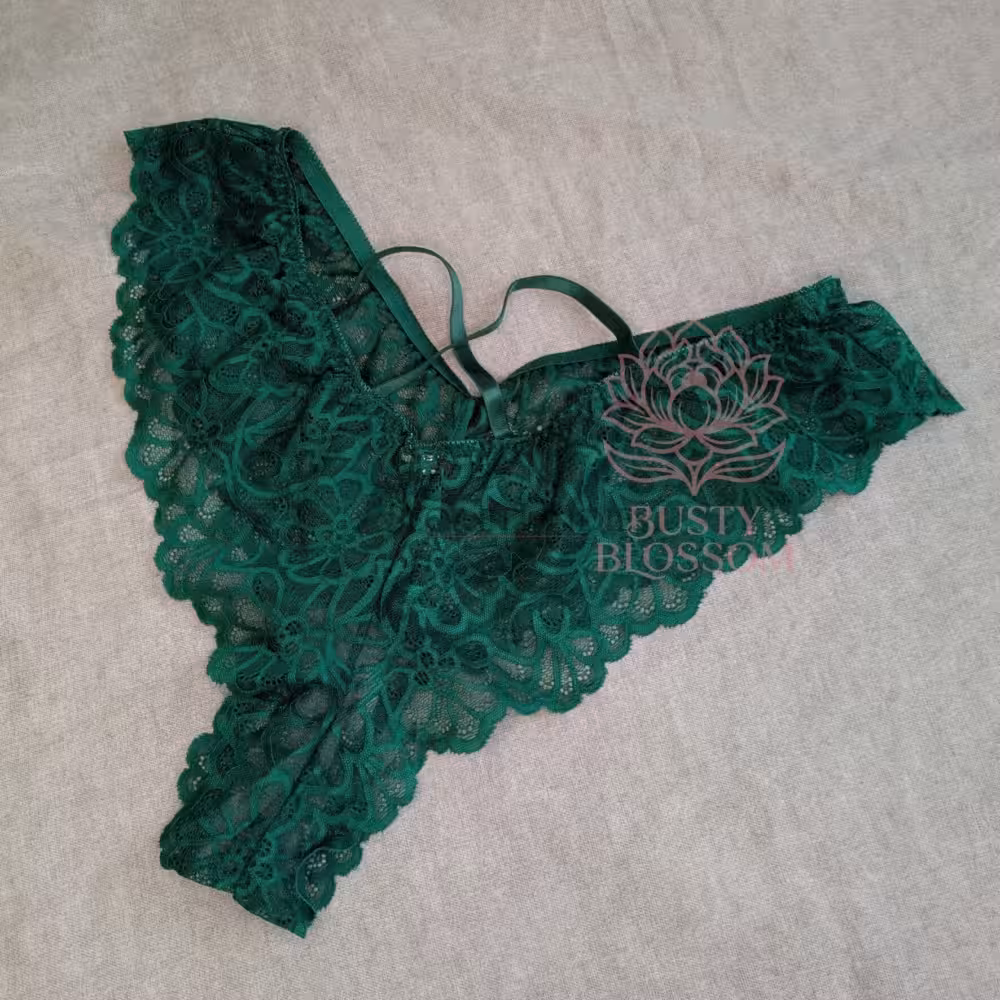 Emerald Temptation – Grüner Spitzenslip (XL) - 1 Tag getragen – Bild 2