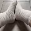 Beige getragene Socken mit Streifen