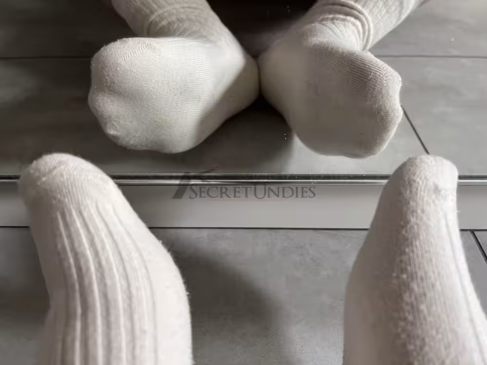 Beige getragene Socken mit Streifen – Bild 3