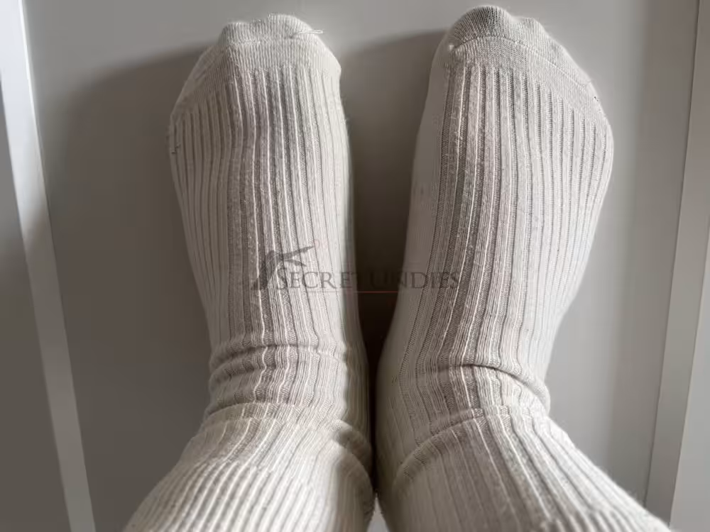 Beige getragene Socken mit Streifen