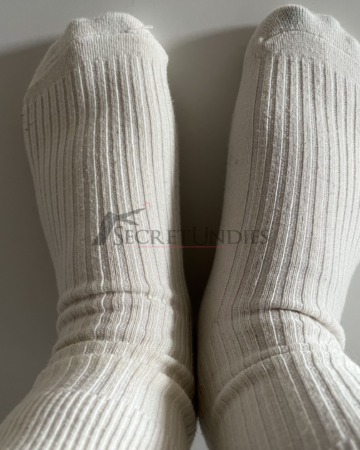 Beige getragene Socken mit Streifen