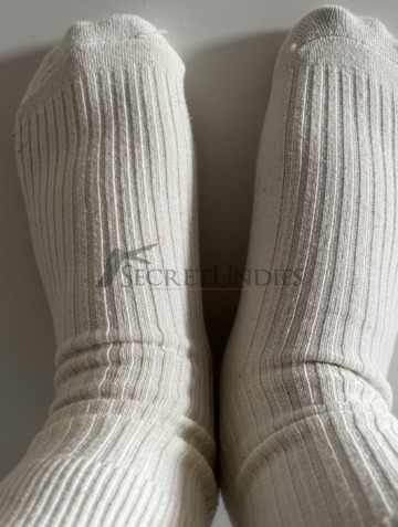 Beige getragene Socken mit Streifen
