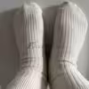 Beige getragene Socken mit Streifen