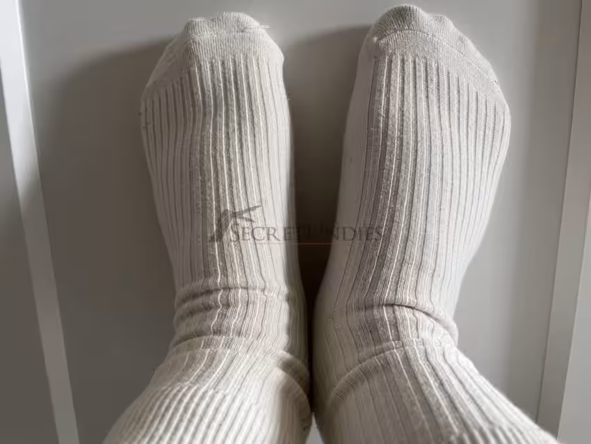 Beige getragene Socken mit Streifen