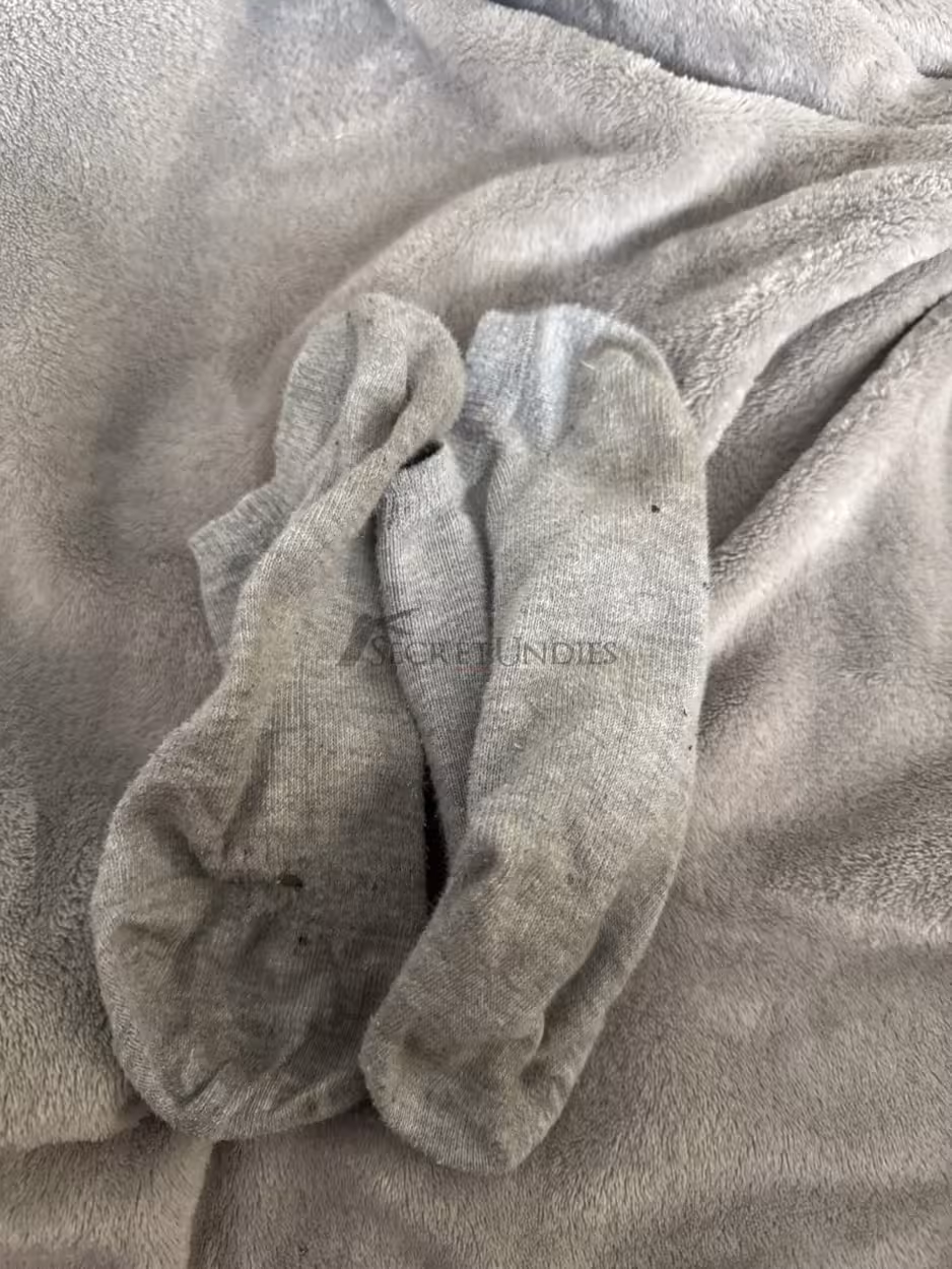 Getragene Graue Sneaker-Socken – 12 Stunden echter Alltag – Bild 2