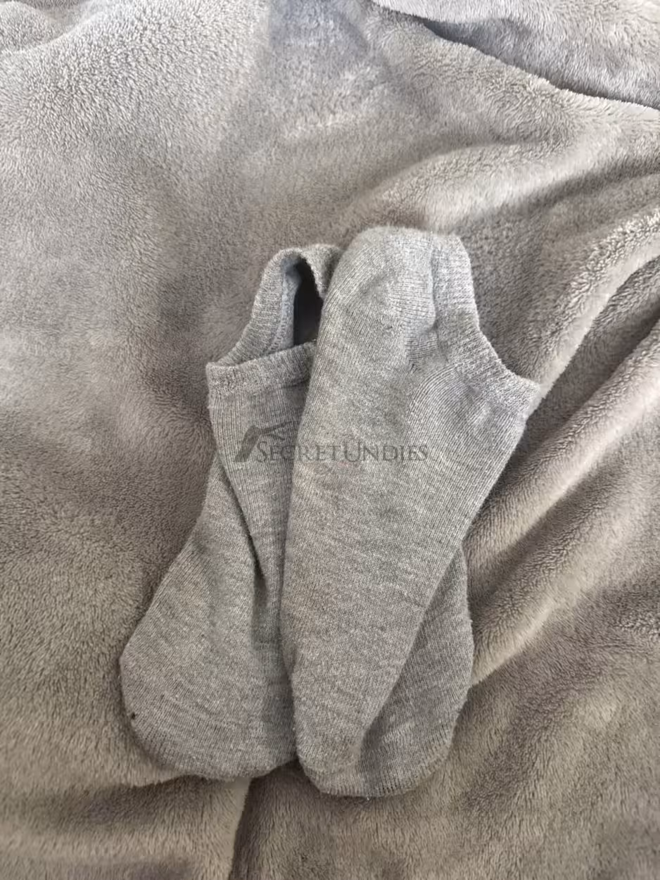 Getragene Graue Sneaker-Socken – 12 Stunden echter Alltag – Bild 3