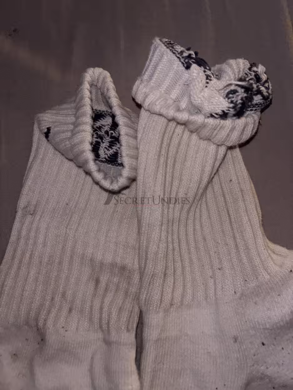 Weiße Tennissocken- 4 Tage getragen – Bild 2