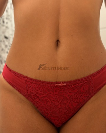 Ein schöner roter Spitzen-Slip, den ich 12 Stunden im Alltag getragen habe.