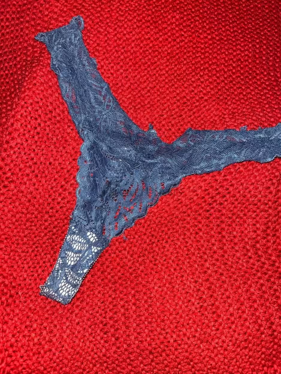 Blauer Spitzen Stringtanga