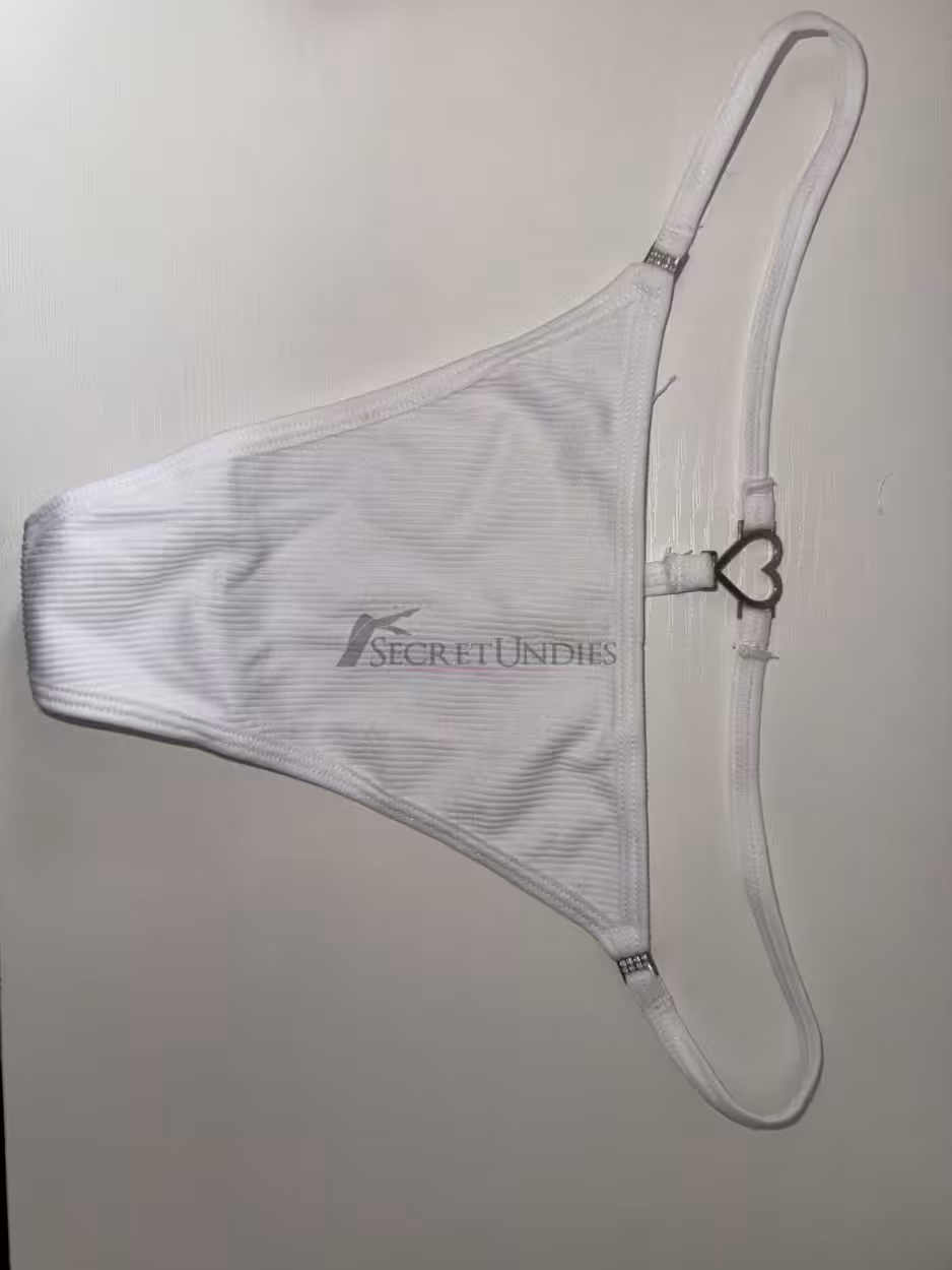 Weißer Slip mit silbernen Herz - getragen beim Sport und im Alltag, sowie im Bett - ich tue alles für dich😘 – Bild 2