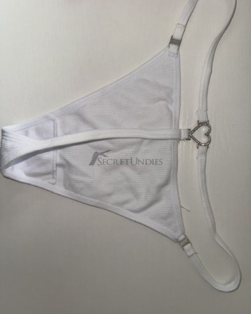 Weißer Slip mit silbernen Herz - getragen beim Sport und im Alltag, sowie im Bett - ich tue alles für dich😘