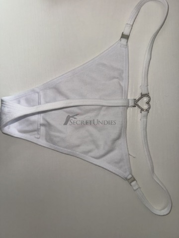 Weißer Slip mit silbernen Herz - getragen beim Sport und im Alltag, sowie im Bett - ich tue alles für dich😘