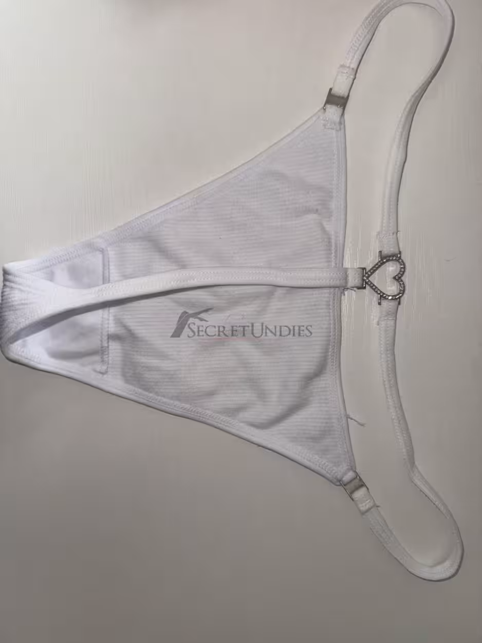Weißer Slip mit silbernen Herz - getragen beim Sport und im Alltag, sowie im Bett - ich tue alles für dich😘