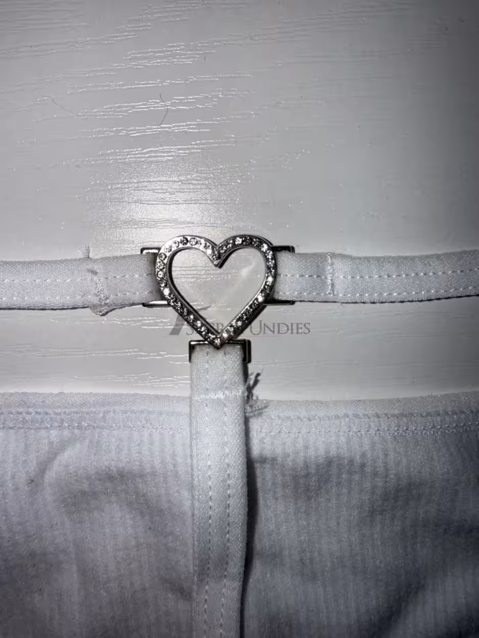 Weißer Slip mit silbernen Herz - getragen beim Sport und im Alltag, sowie im Bett - ich tue alles für dich😘 – Bild 3