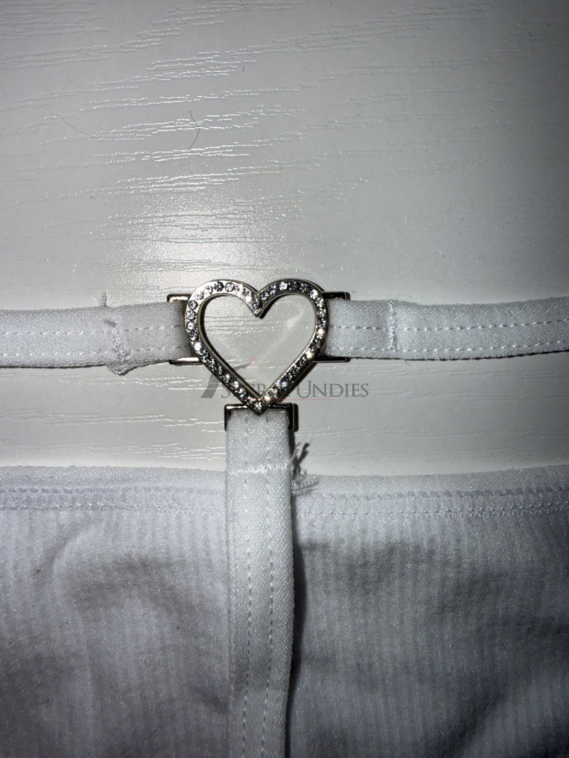Weißer Slip mit silbernen Herz - getragen beim Sport und im Alltag, sowie im Bett - ich tue alles für dich😘 3 Weißer Slip mit silbernen Herz - getragen beim Sport und im Alltag, sowie im Bett - ich tue alles für dich😘 – Bild 3