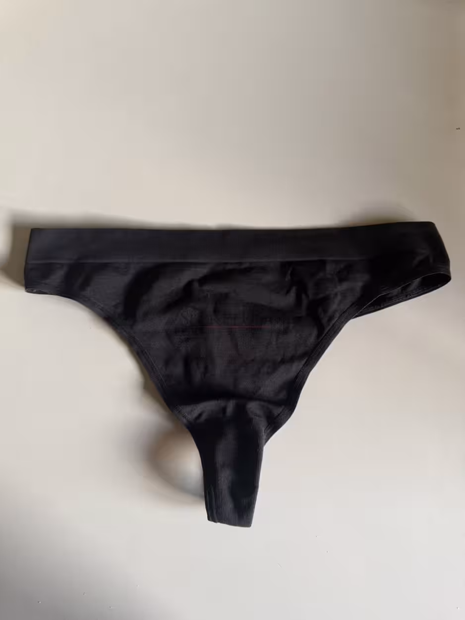 Schwarzer elastischer String Tanga – Bild 2