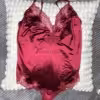 Roter Satin-Body mit Spitze besetzt