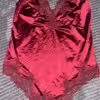 Roter Satin-Body mit Spitze besetzt