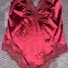 Roter Satin-Body mit Spitze besetzt
