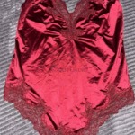 Roter Satin-Body mit Spitze besetzt 4 Roter Satin-Body mit Spitze besetzt