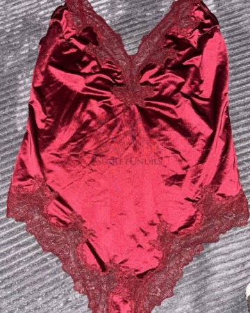 Roter Satin-Body mit Spitze besetzt