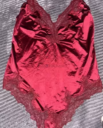 Roter Satin-Body mit Spitze besetzt