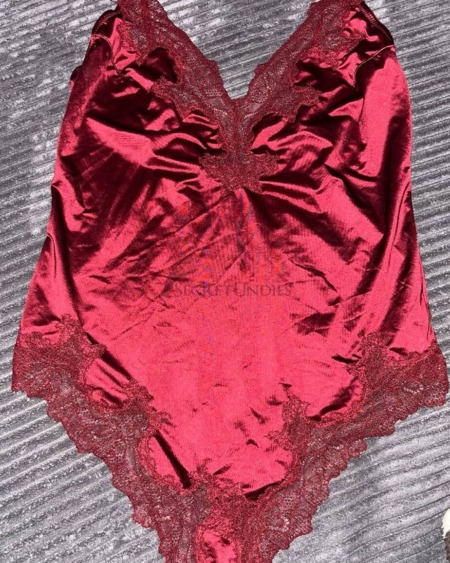 Roter Satin-Body mit Spitze besetzt