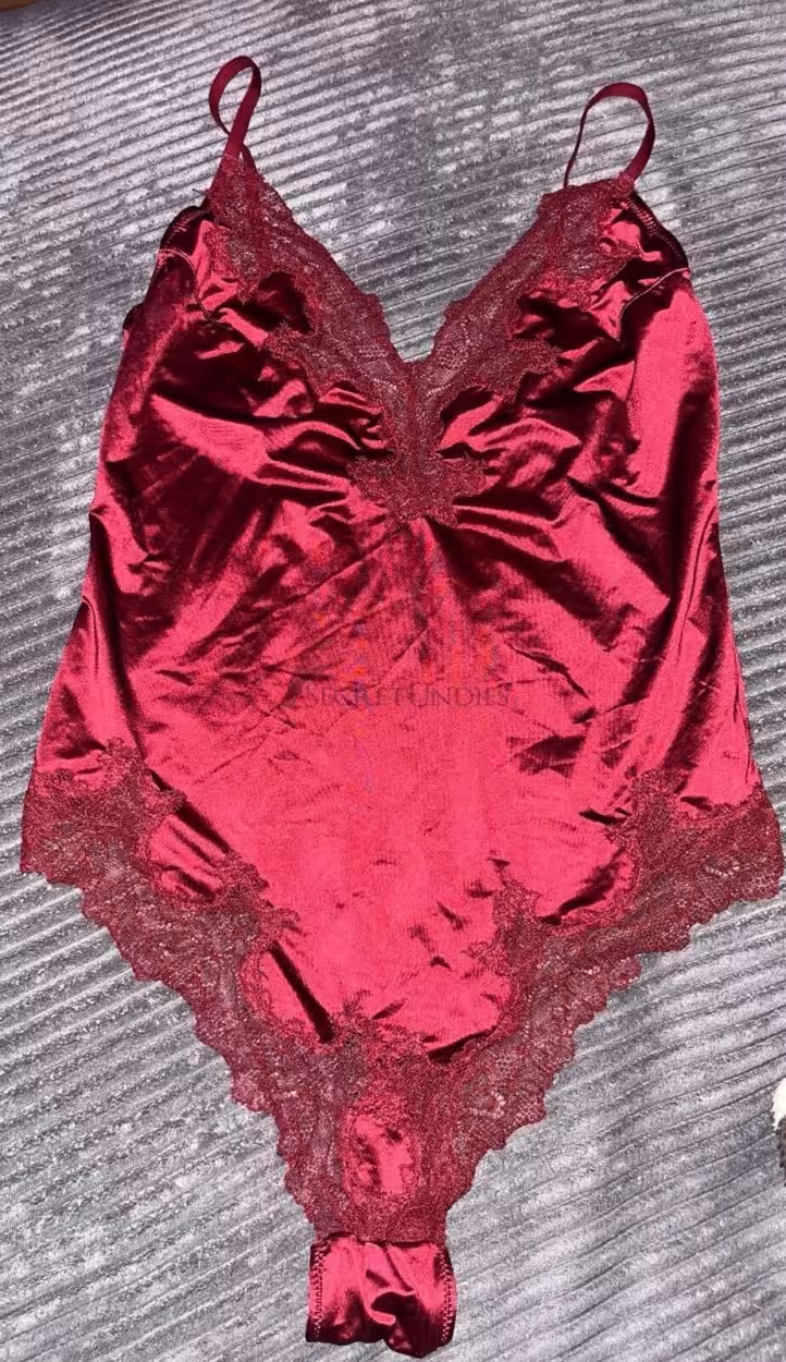 Roter Satin-Body mit Spitze besetzt