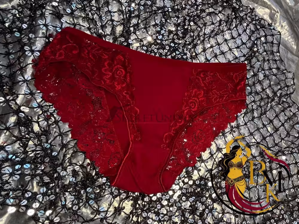 Neues ProduktRoter Slip mit Spitze – weich, sinnlich & intensiv getragen