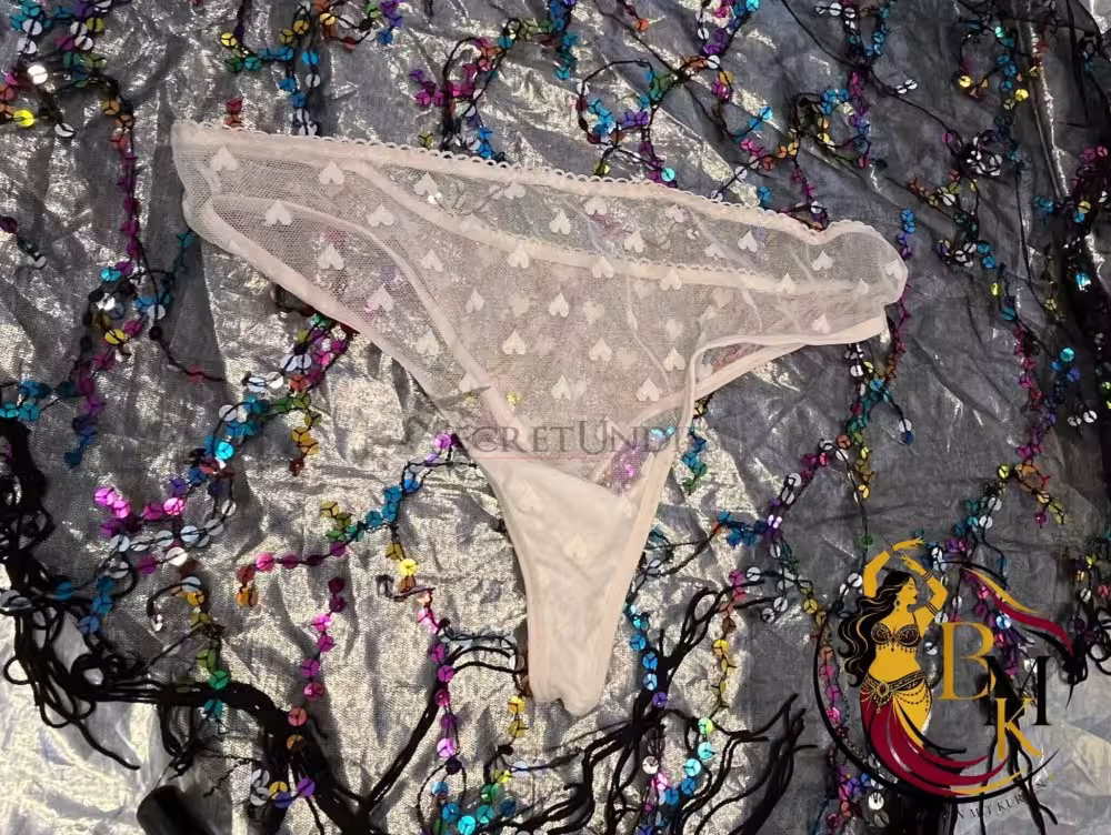 Weißer Mesh-String mit Herzen: zart, frech, verspielt & durchsichtig – Bild 4