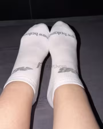 Kategorie getragene Jeans & Hosen kaufen 37 Getragene New Balance oder Herz Socken (2 Tage getragen - beim Sport und in der Freizeit)