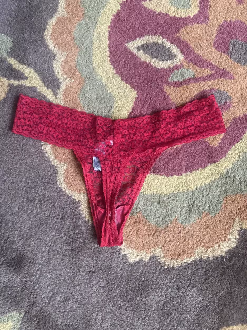 Roter Spitzen Tanga, 2 Tage getragen – Bild 2