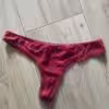 Ein schöner roter Spitzen-Slip, den ich 12 Stunden im Alltag getragen habe.