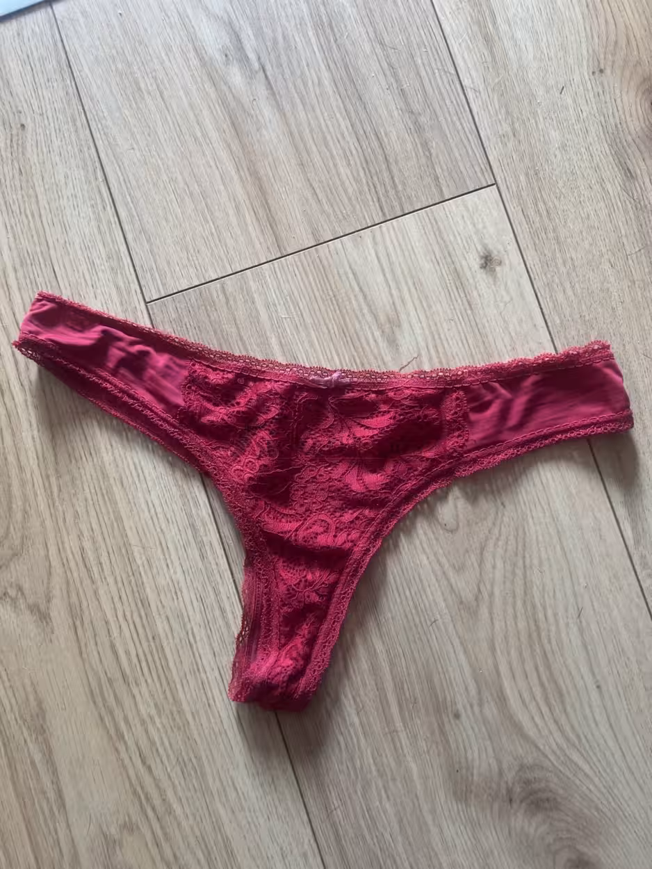 Ein schöner roter Spitzen-Slip, den ich 12 Stunden im Alltag getragen habe. – Bild 3