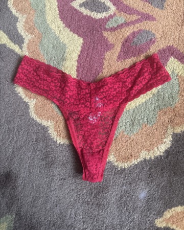 Roter Spitzen Tanga, 2 dias getragen