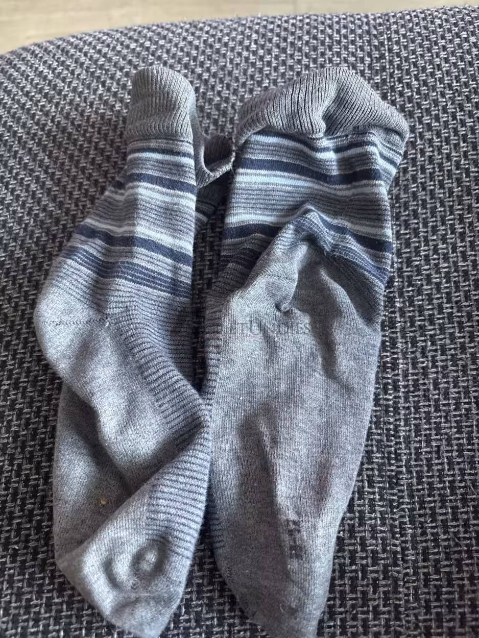 Socken, blau, grau, angenehmer Geruch, zwei Tage getragen, beim Sport getragen – Bild 2