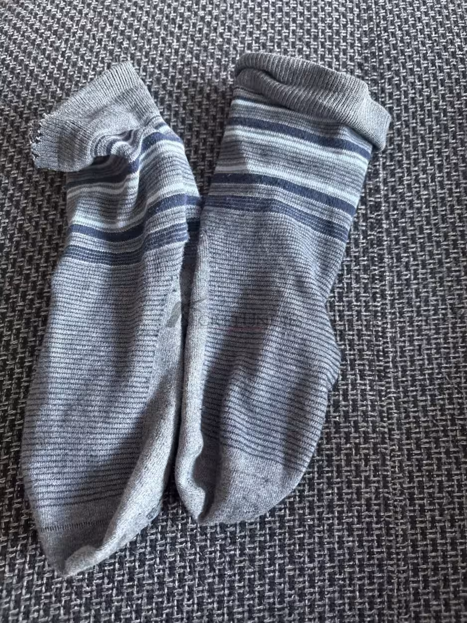 Socken, blau, grau, angenehmer Geruch, zwei Tage getragen, beim Sport getragen – Bild 3