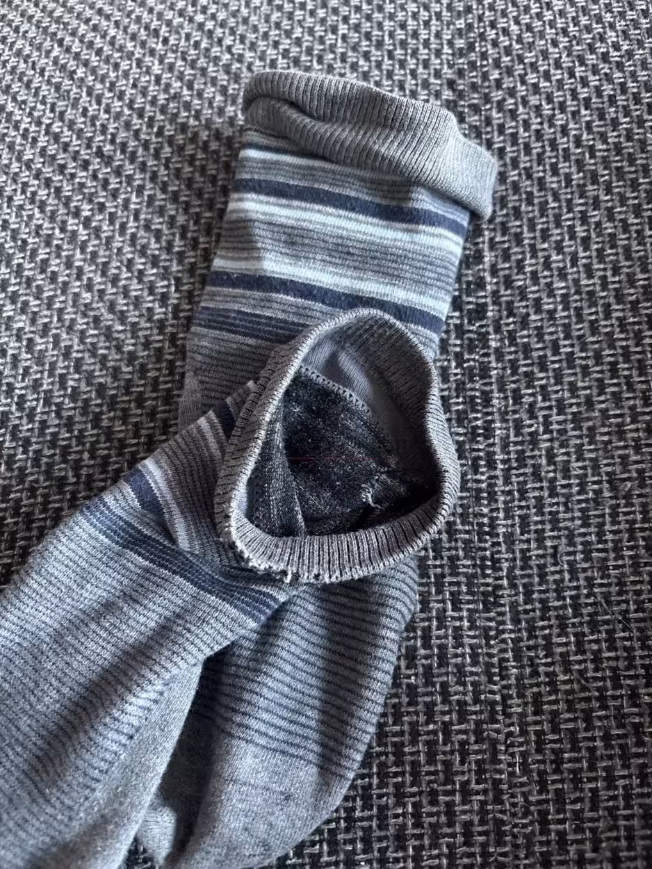 Socken, blau, grau, angenehmer Geruch, zwei Tage getragen, beim Sport getragen – Bild 4