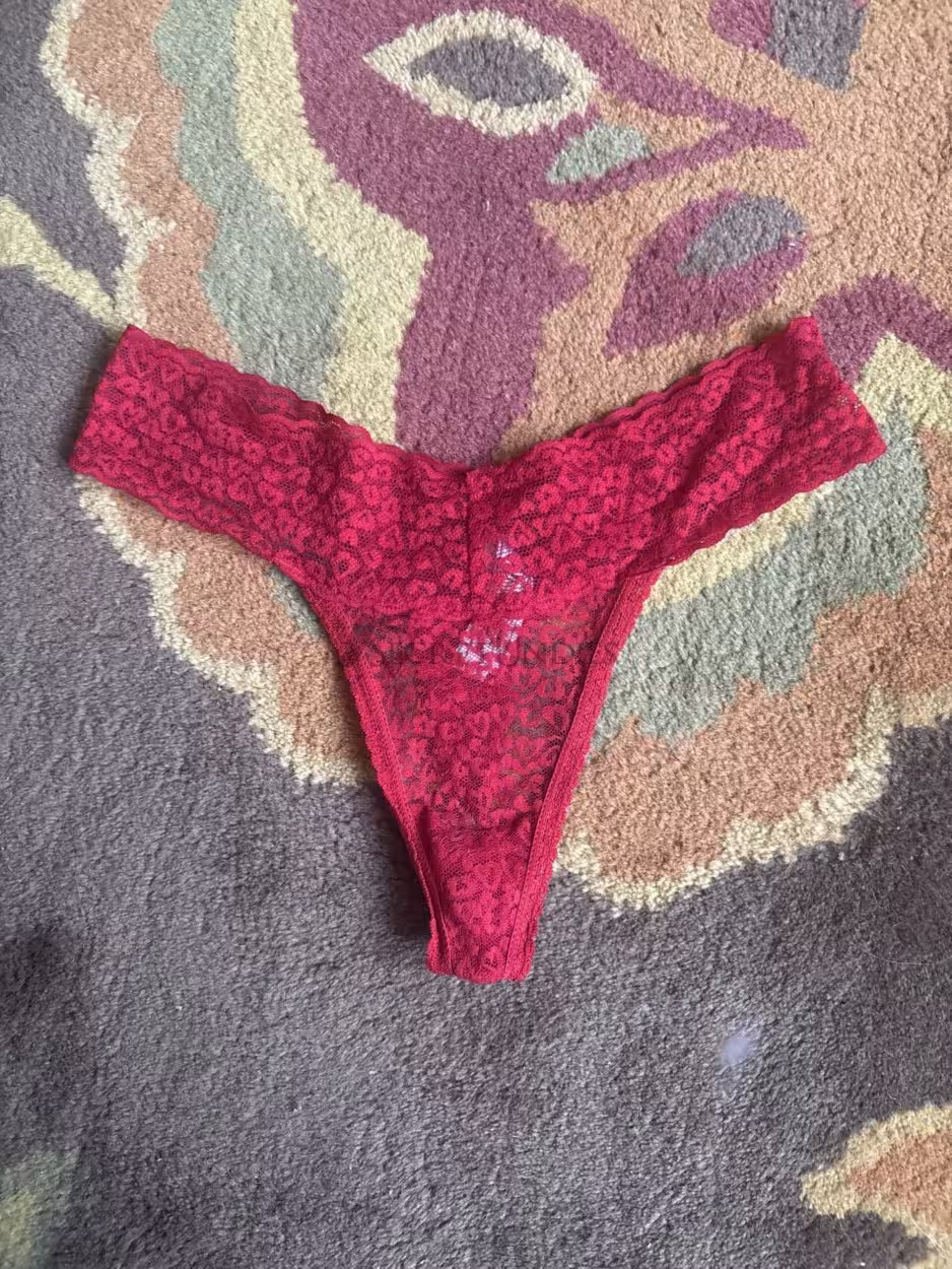 Roter Spitzen Tanga, 2 Tage getragen